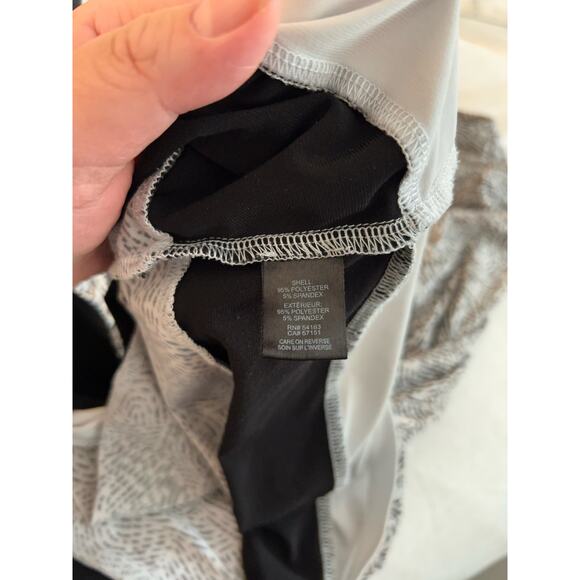 Ivanka Trump Short Sleeve Black and White Patterned Blouse Size XL - Picture 8 of 9